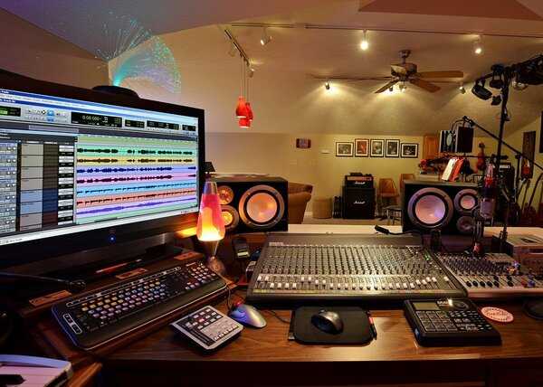 Eenvoudige rustige luisteropstelling met zachte binnenomgeving